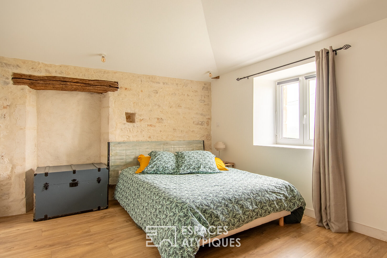 Commanderie du XIVème siècle avec maison principale et gîte de charme