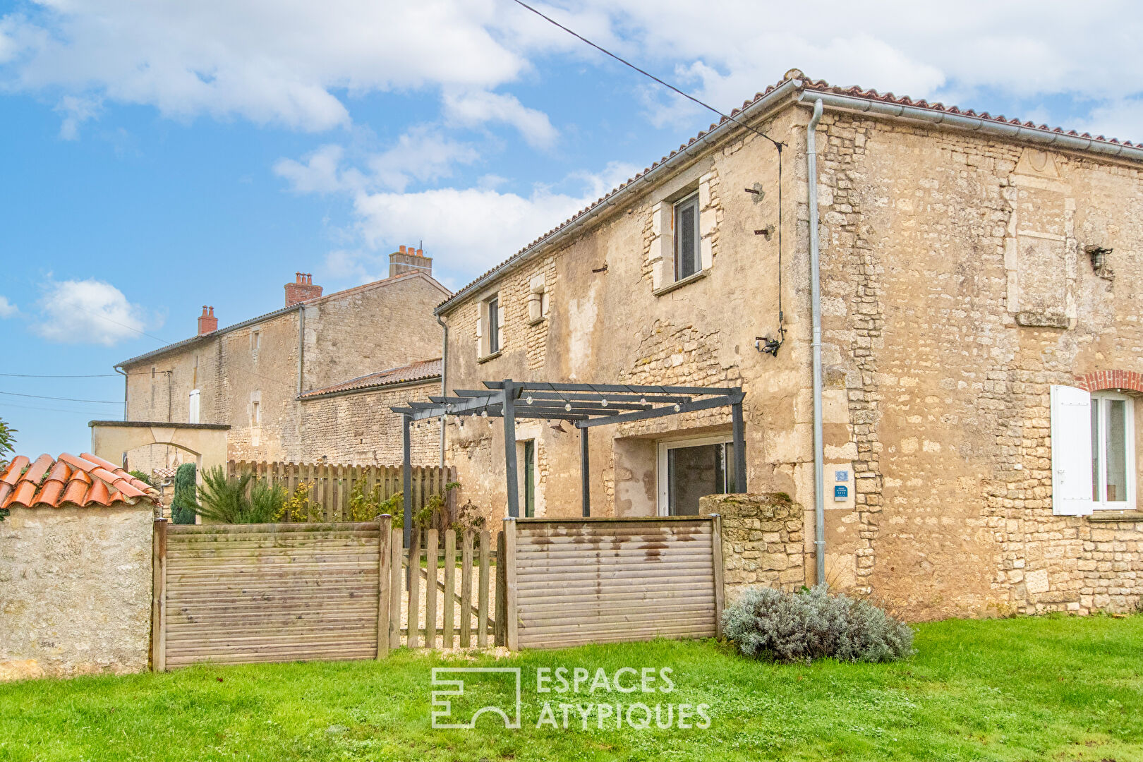 Commanderie du XIVème siècle avec maison principale et gîte de charme