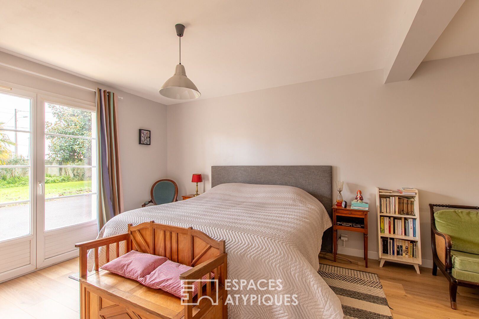 Elegant neo-Provençal style house with swimming pool