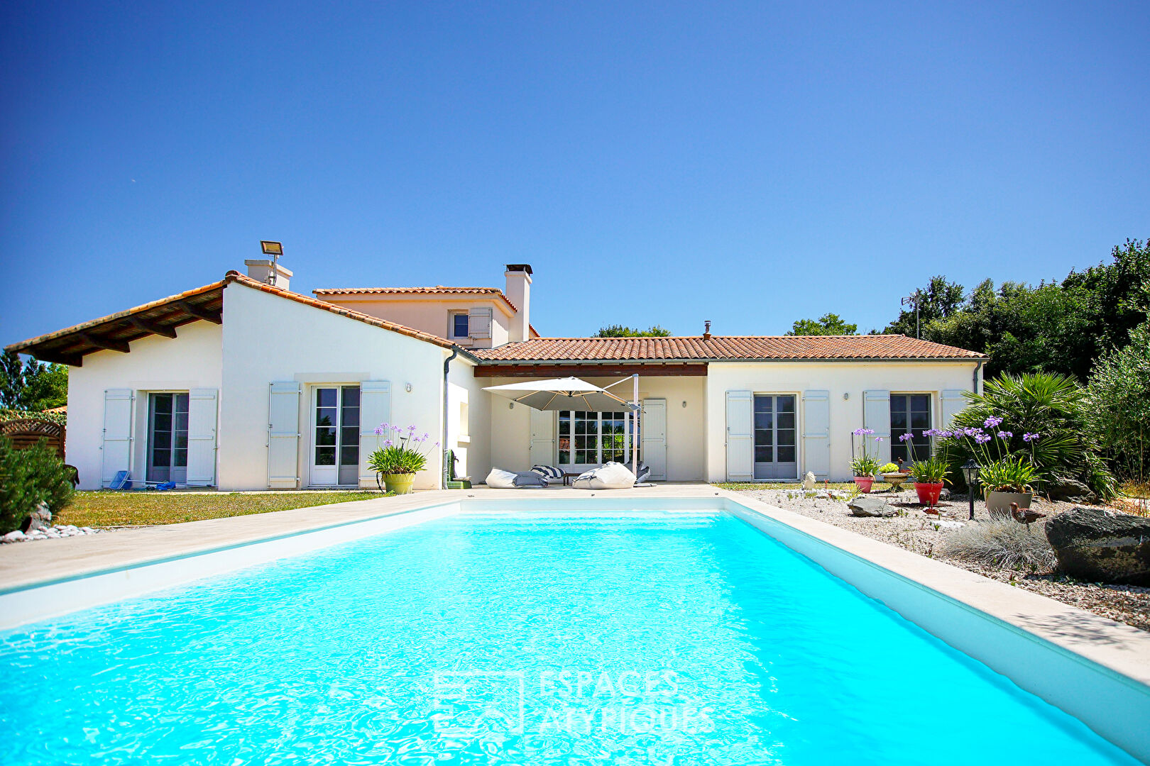 Neo-provençal property with swimming pool.