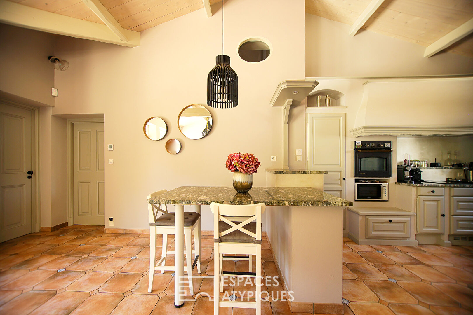 Neo-provençal property with swimming pool.