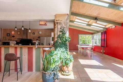 Barn and independent cottage in a bucolic setting with direct access to the Maine River