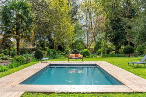 Superb bourgeois property in the heart of the village: elegance and privacy