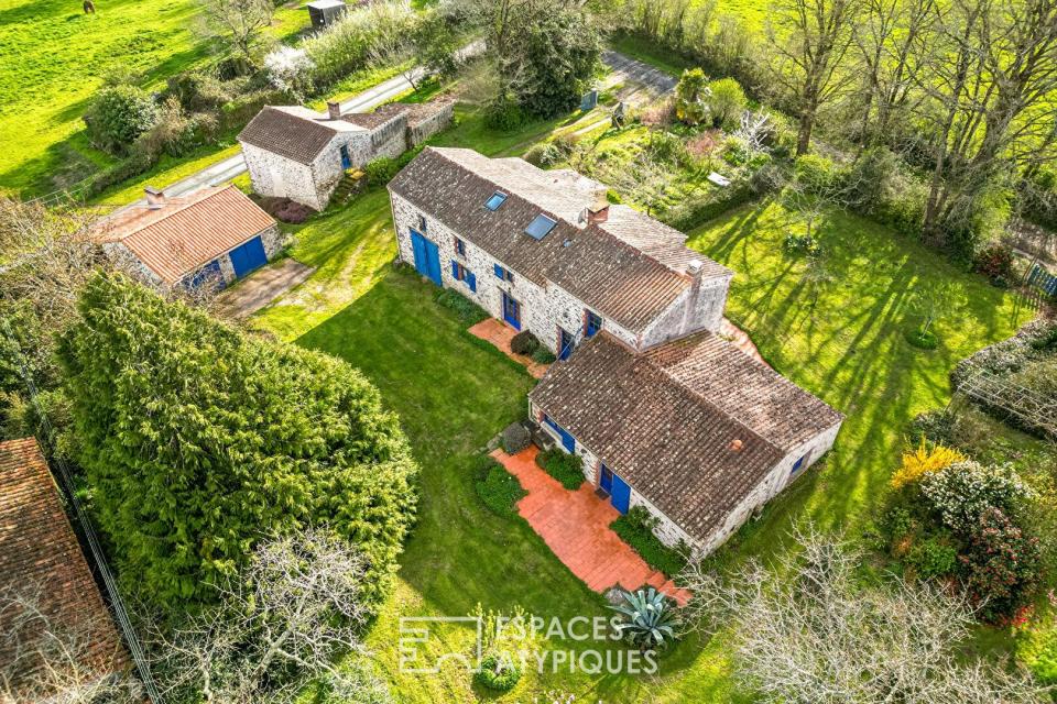 Propriété en pierre au milieu des paysages vendéens