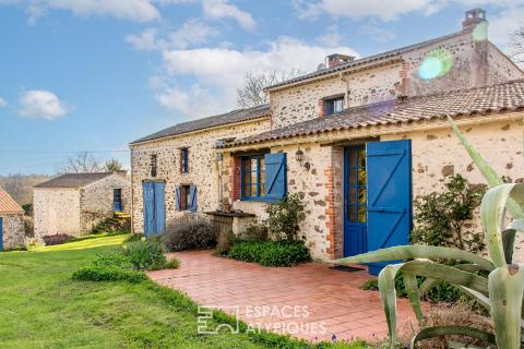 Propriété en pierre au milieu des paysages vendéens