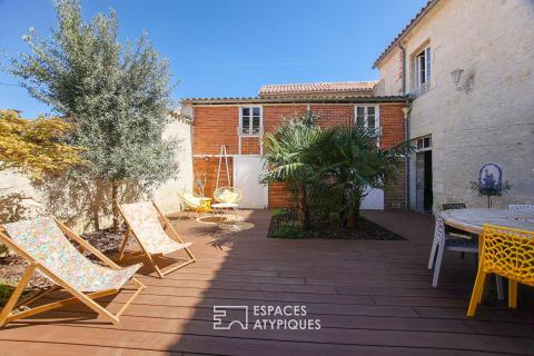 Elegant townhouse with patio and garage in the city center