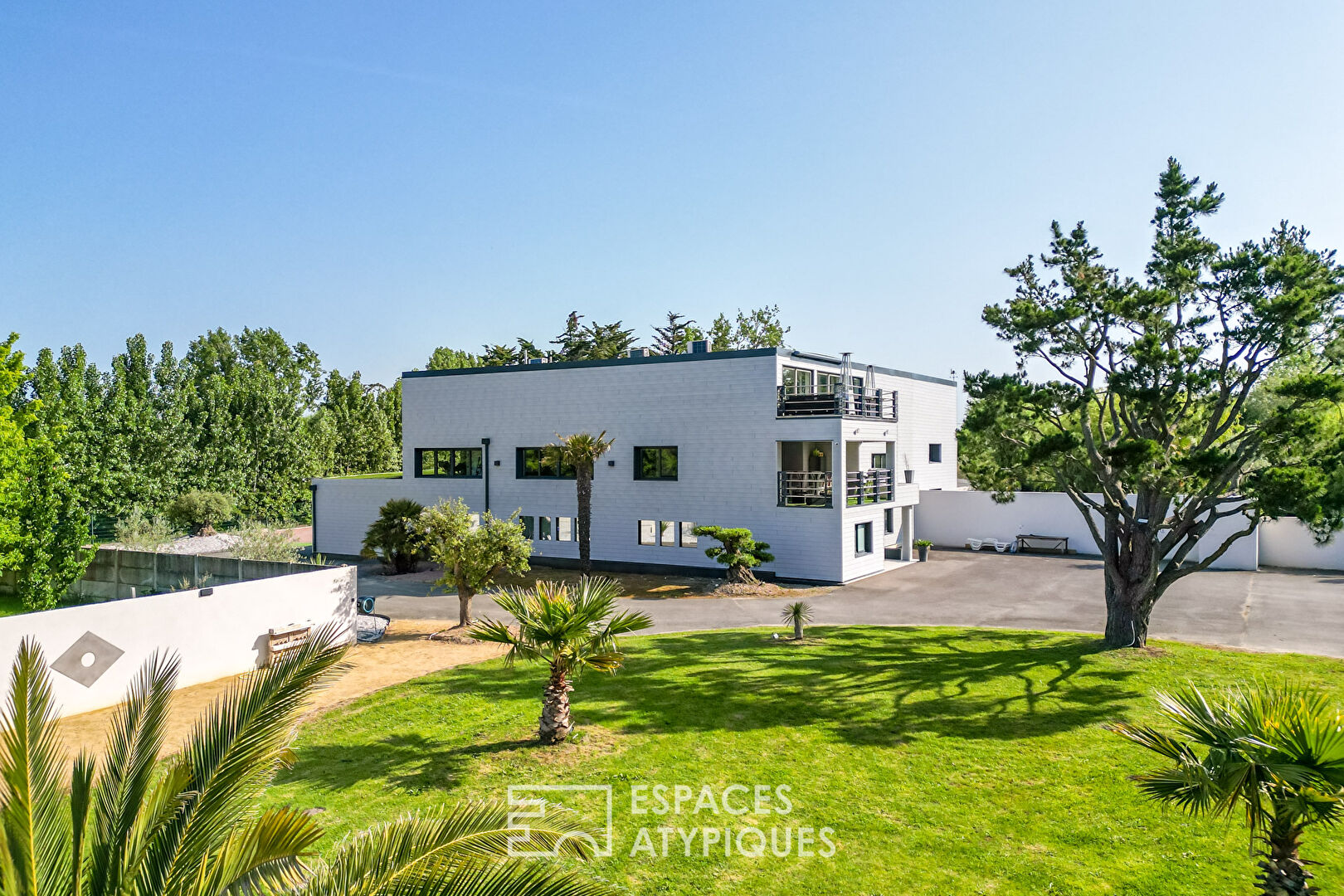 Ancien entrepôt métamorphosé en maison contemporaine aux volumes hors normes