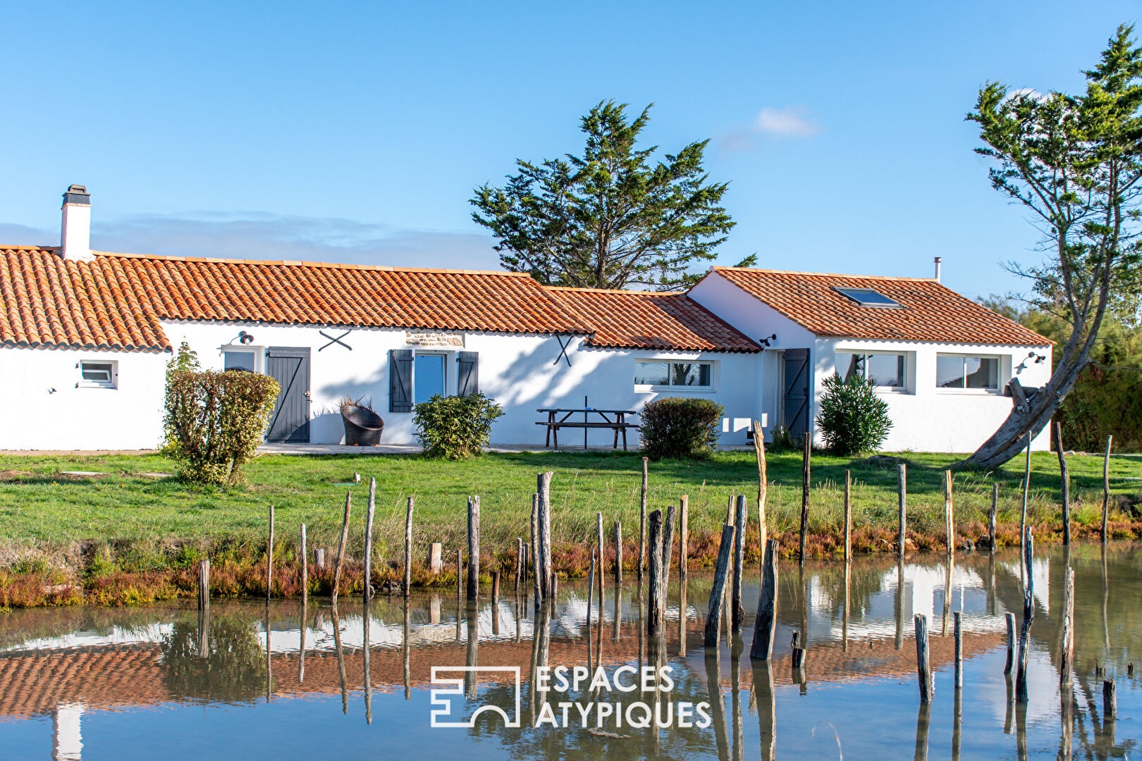 Renovated farmhouse between land and ocean