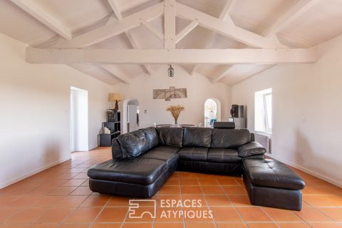 Renovated farmhouse between land and ocean