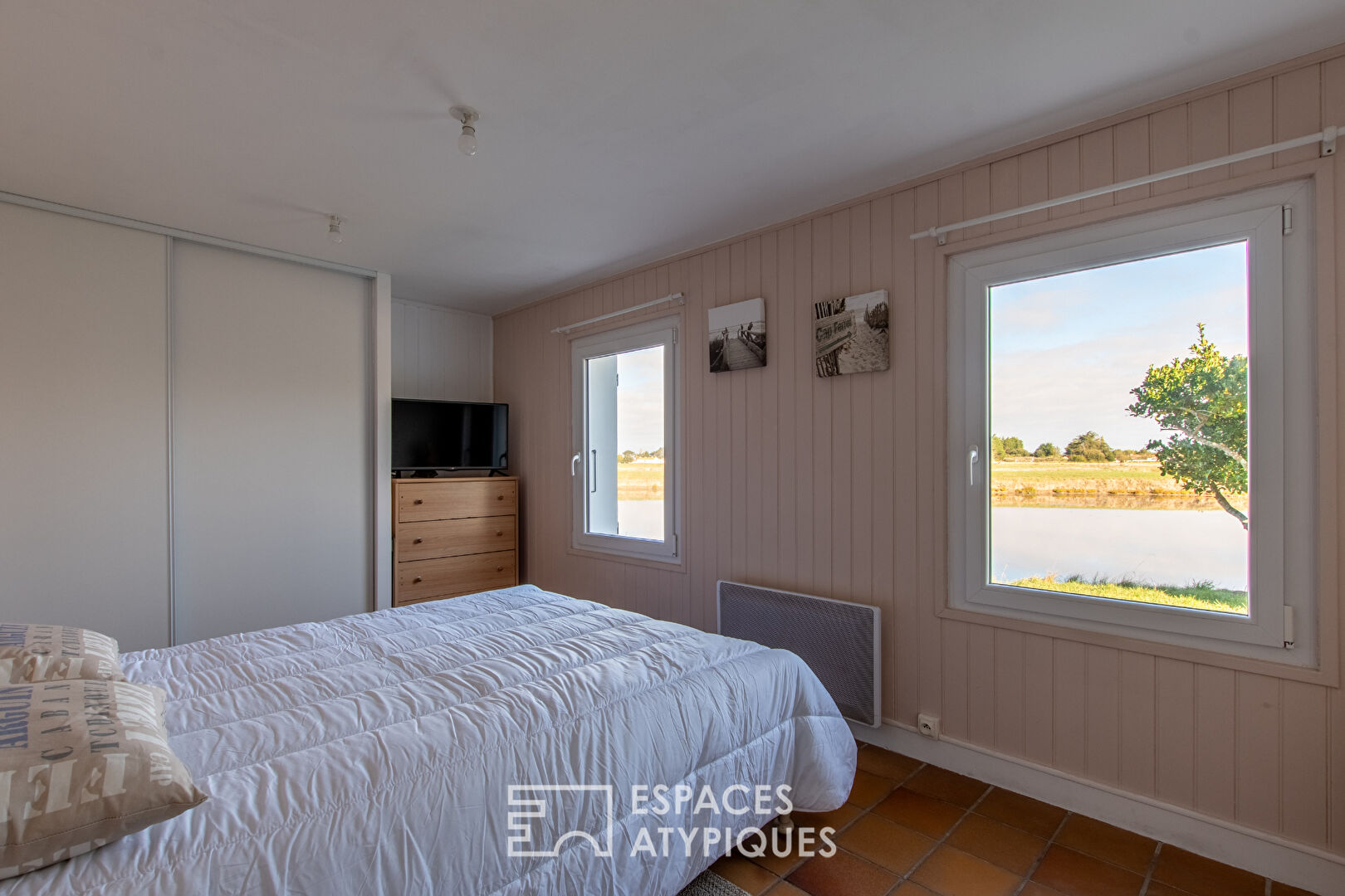 Renovated farmhouse between land and ocean
