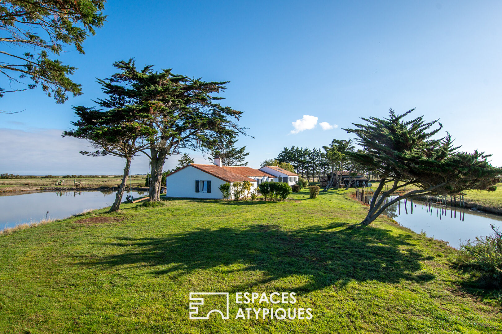 Renovated farmhouse between land and ocean