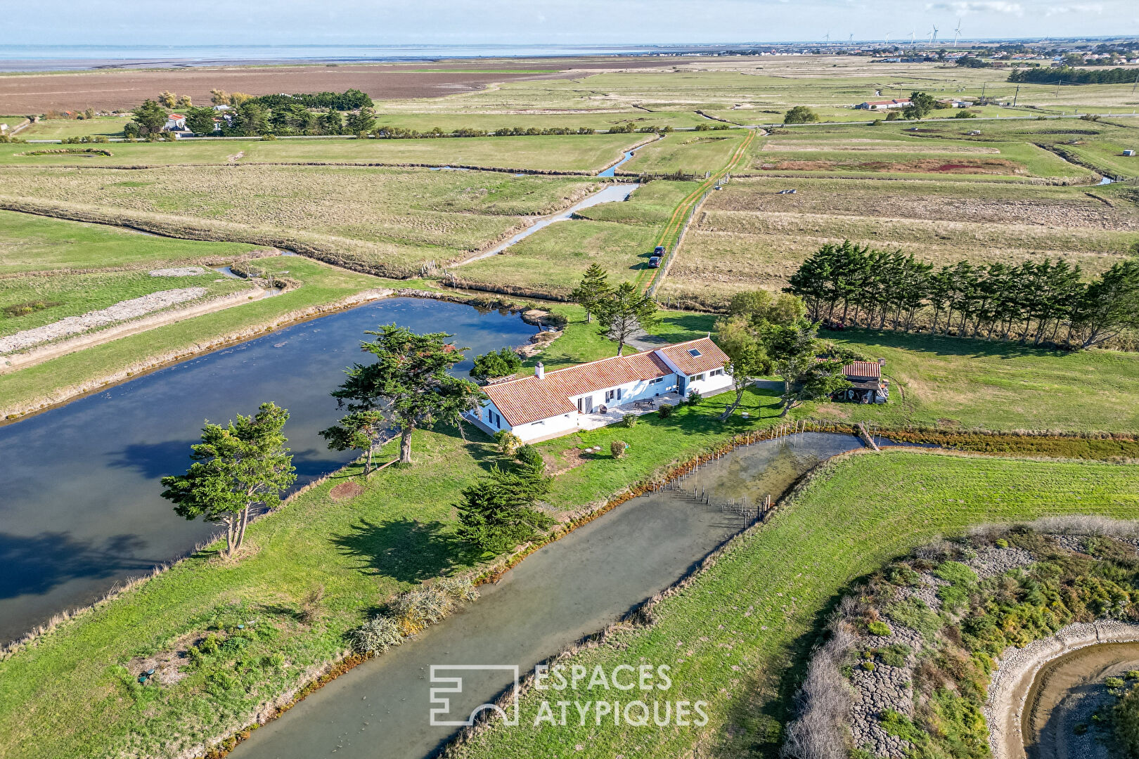 Renovated farmhouse between land and ocean