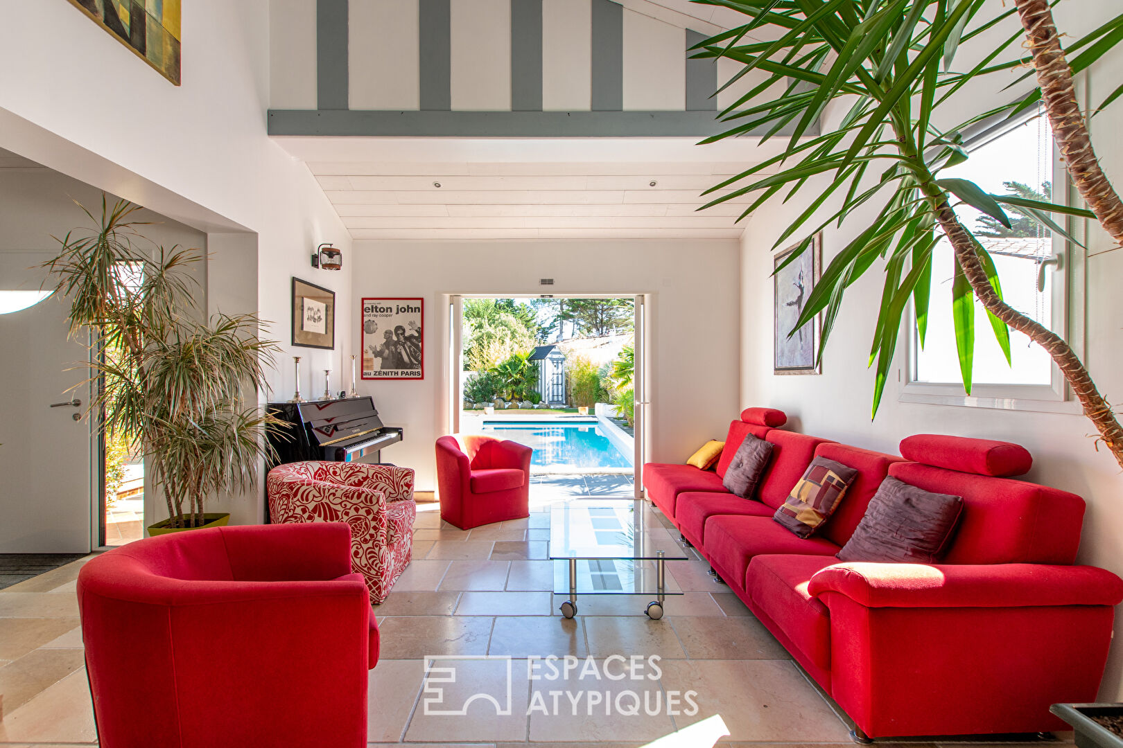 Grande propriété contemporaine en bord de mer