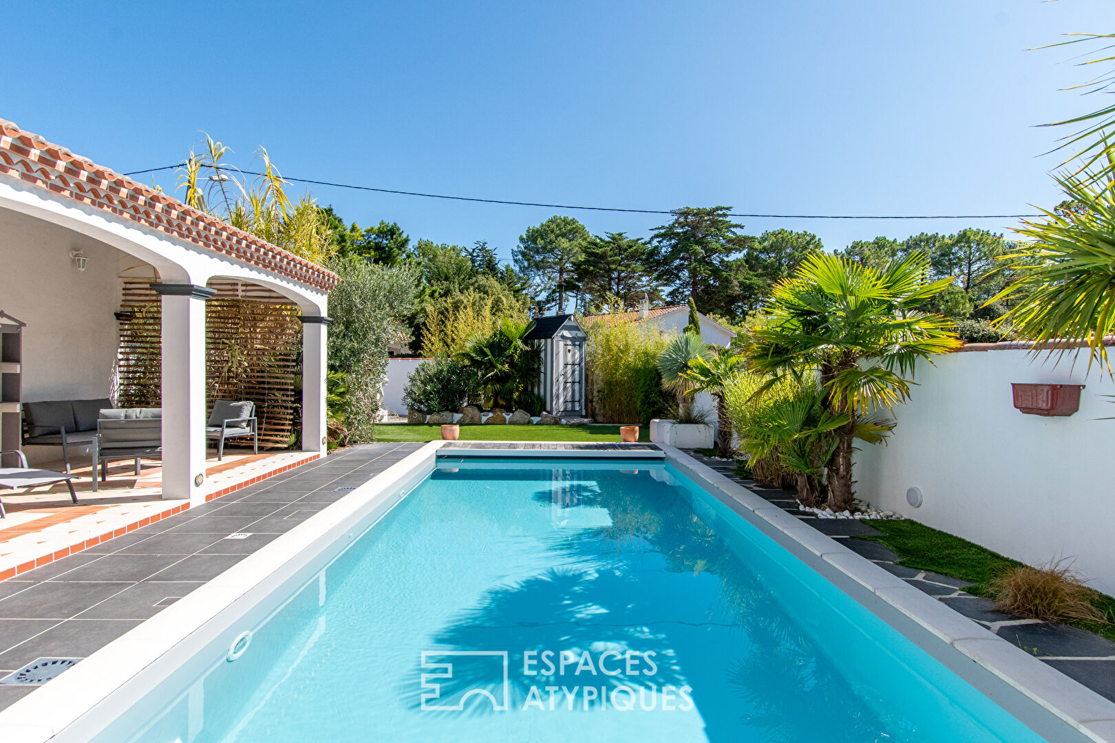 Grande propriété contemporaine en bord de mer