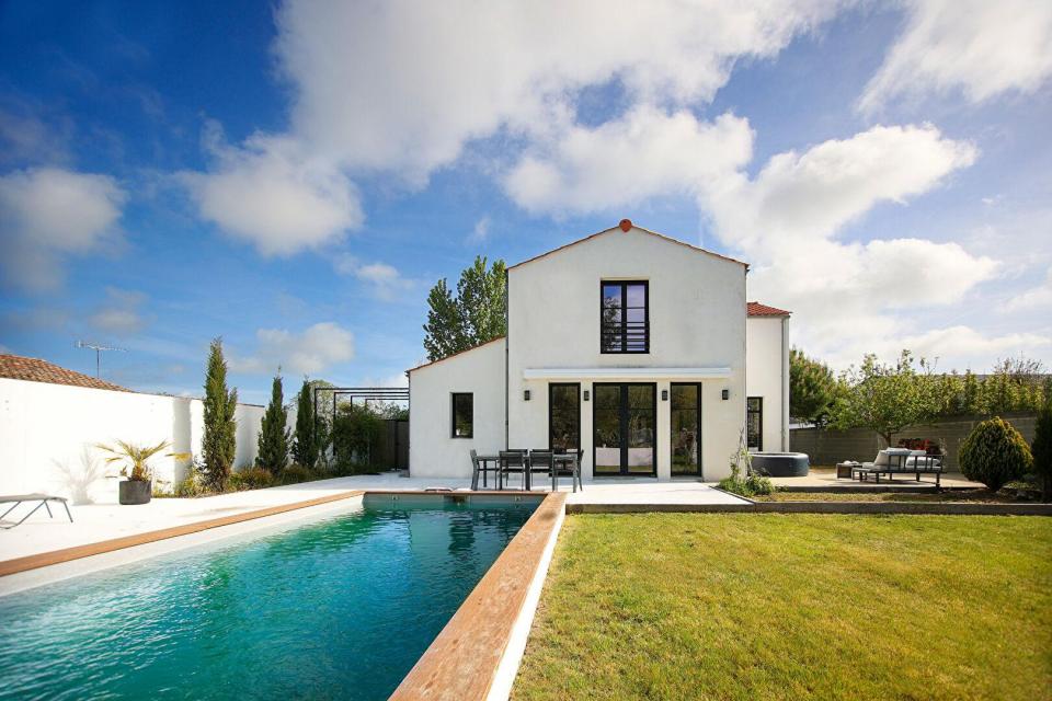 Maison contemporaine avec piscine et dépendance en bord de mer
