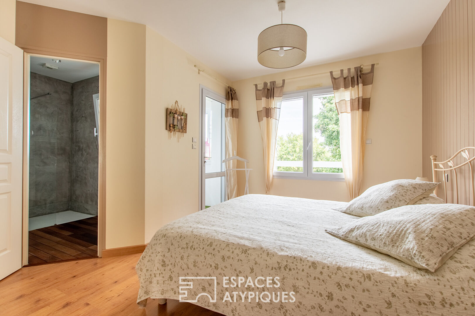 Maison familiale en bord de mer avec piscine intérieure