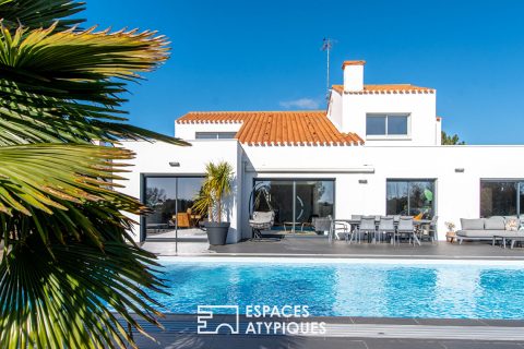 Villa avec piscine au bord de la mer