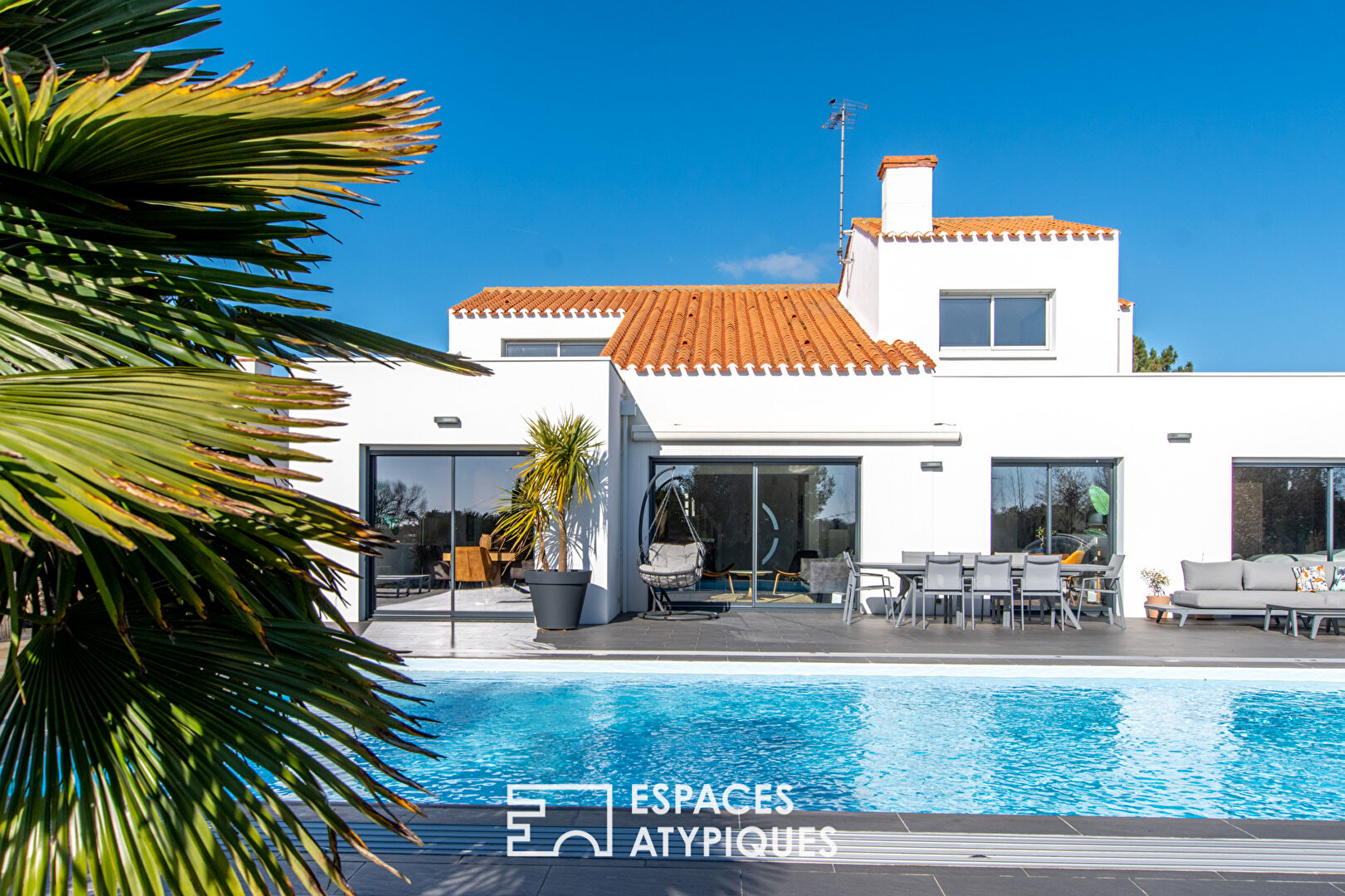 Villa avec piscine au bord de la mer