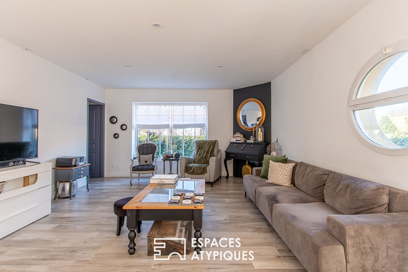 Single storey property between land and sea with pool