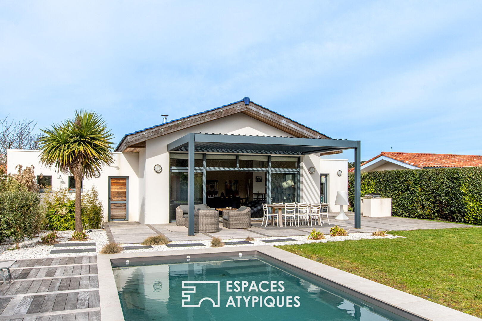 Villa avec piscine en bord de mer