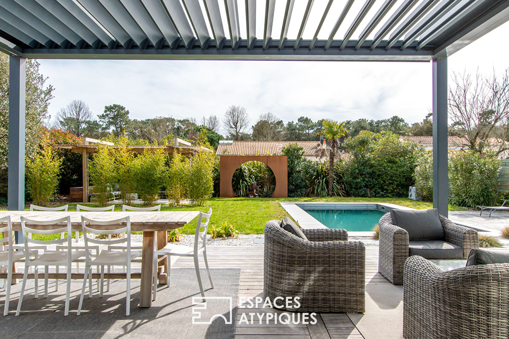 Villa avec piscine en bord de mer