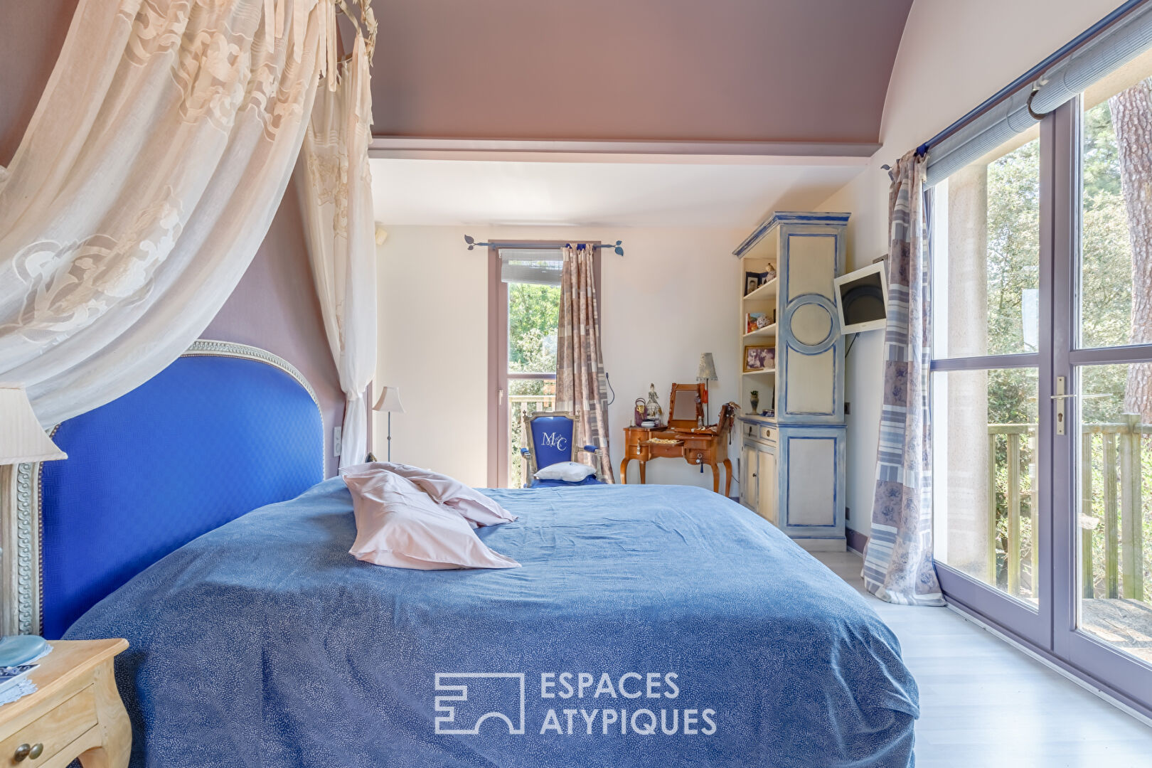 Chaleureuse villa avec piscine dans les pins