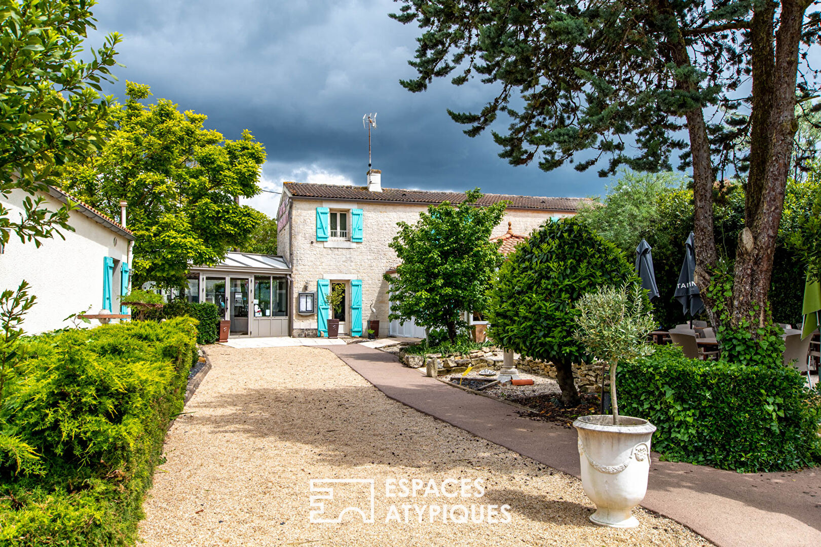 Propriété du XXème siècle avec activité professionnelle et maison de fonction