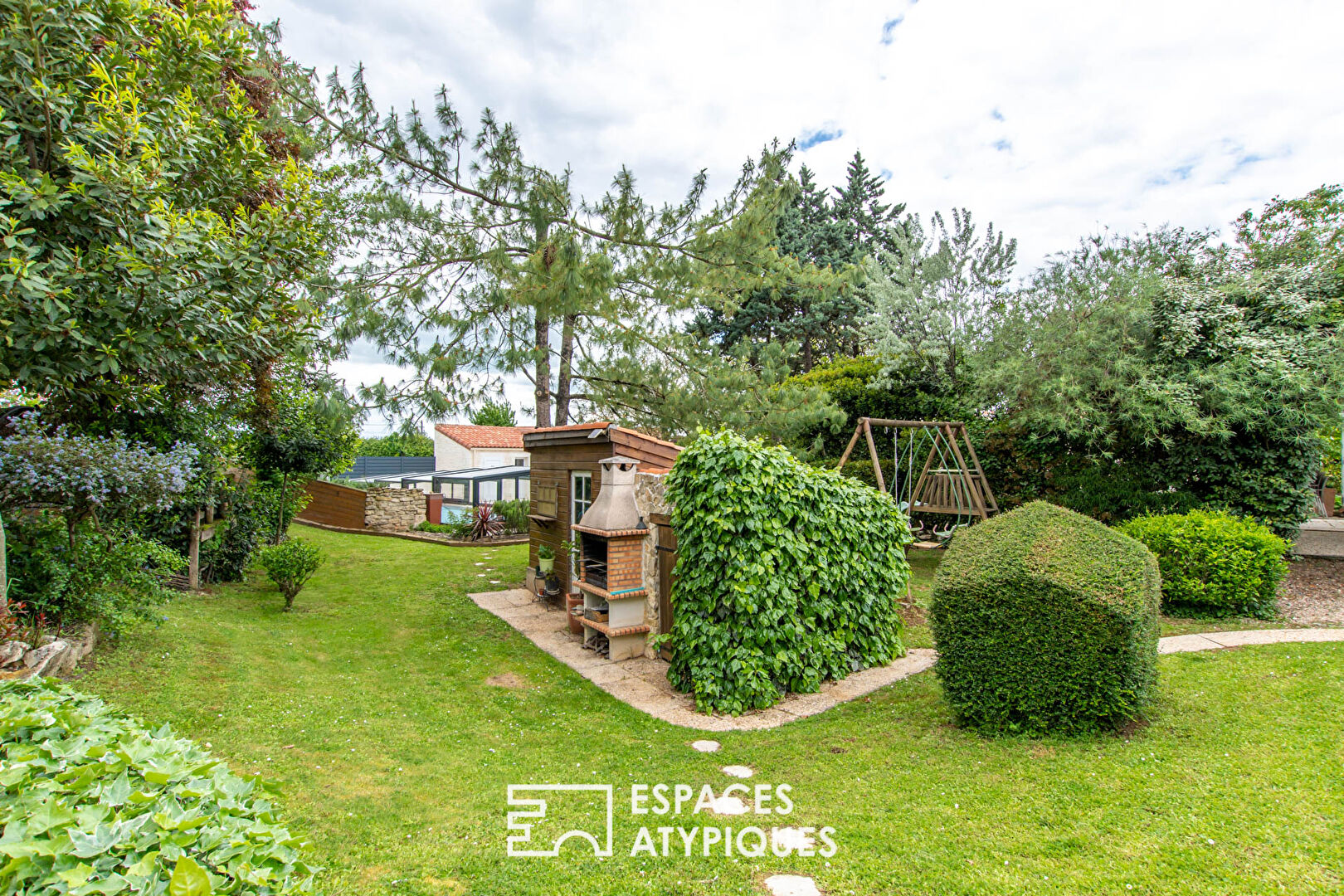 Propriété du XXème siècle avec activité professionnelle et maison de fonction