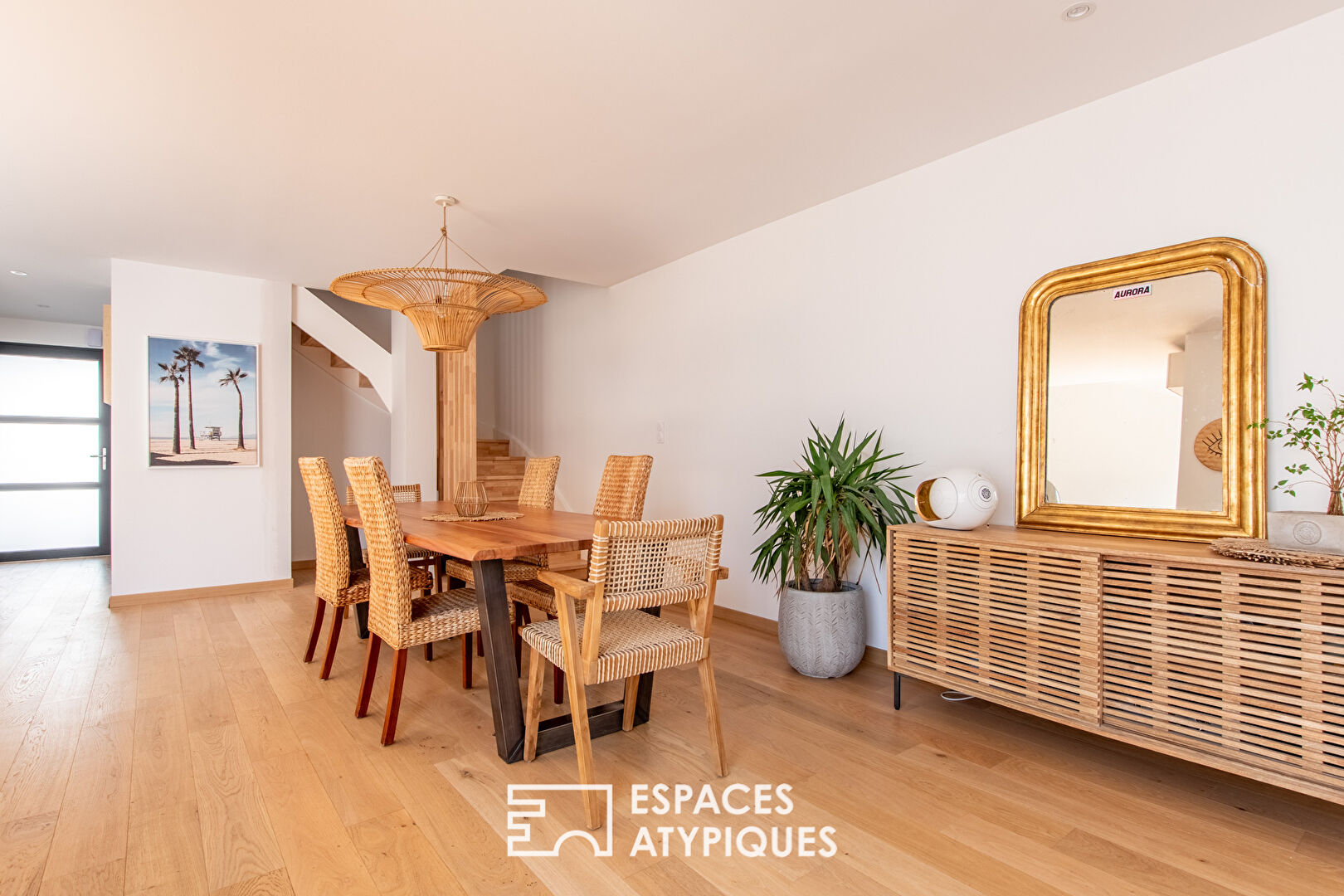 Maison rénovée avec piscine dans un patio ensoleillé