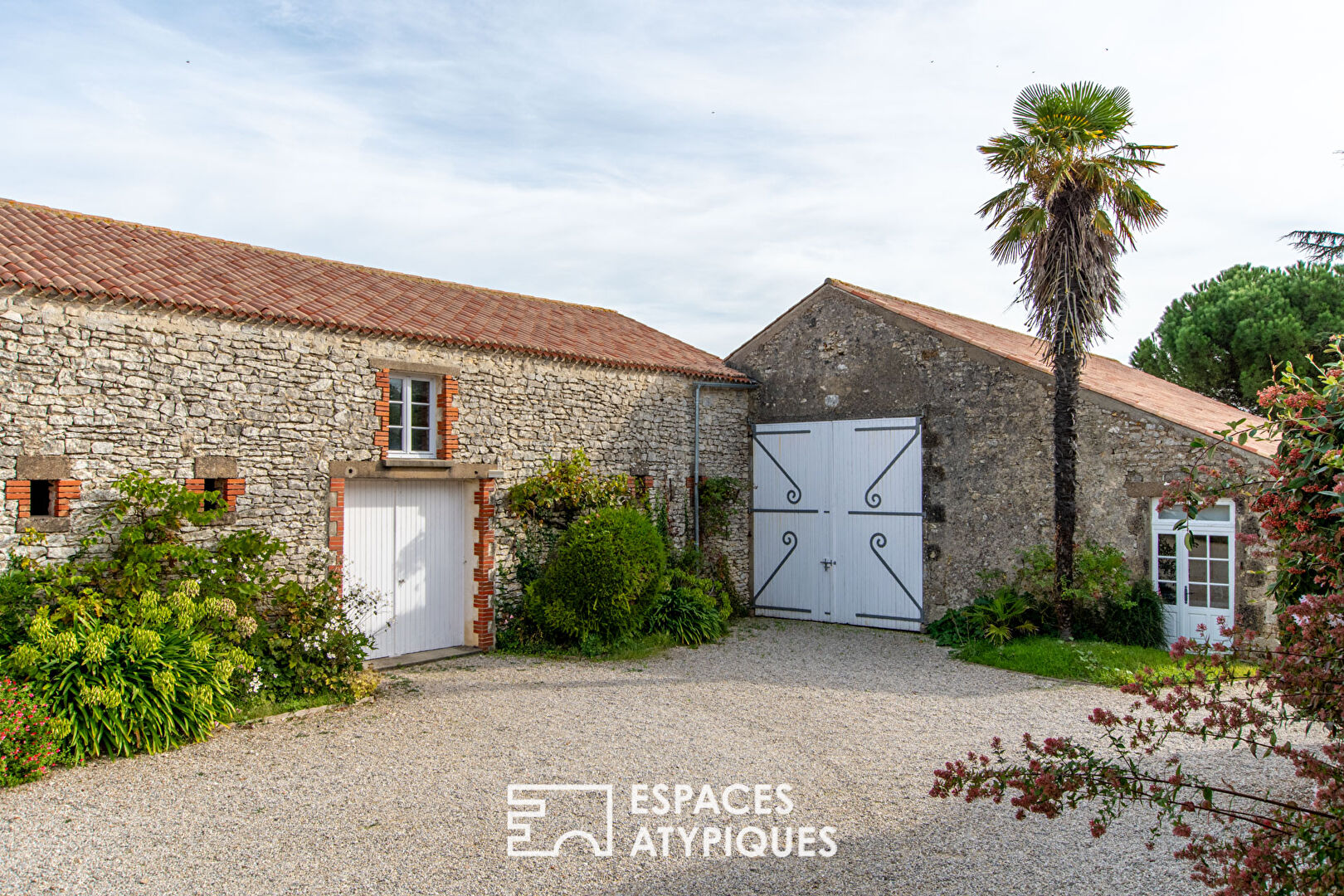 Propriété avec dépendances en pierre et son parc arboré en bord de mer