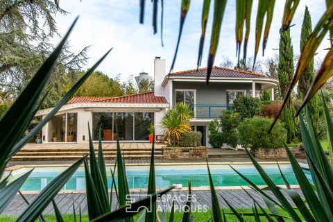 Propriété lumineuse avec piscine et jardin paysagé