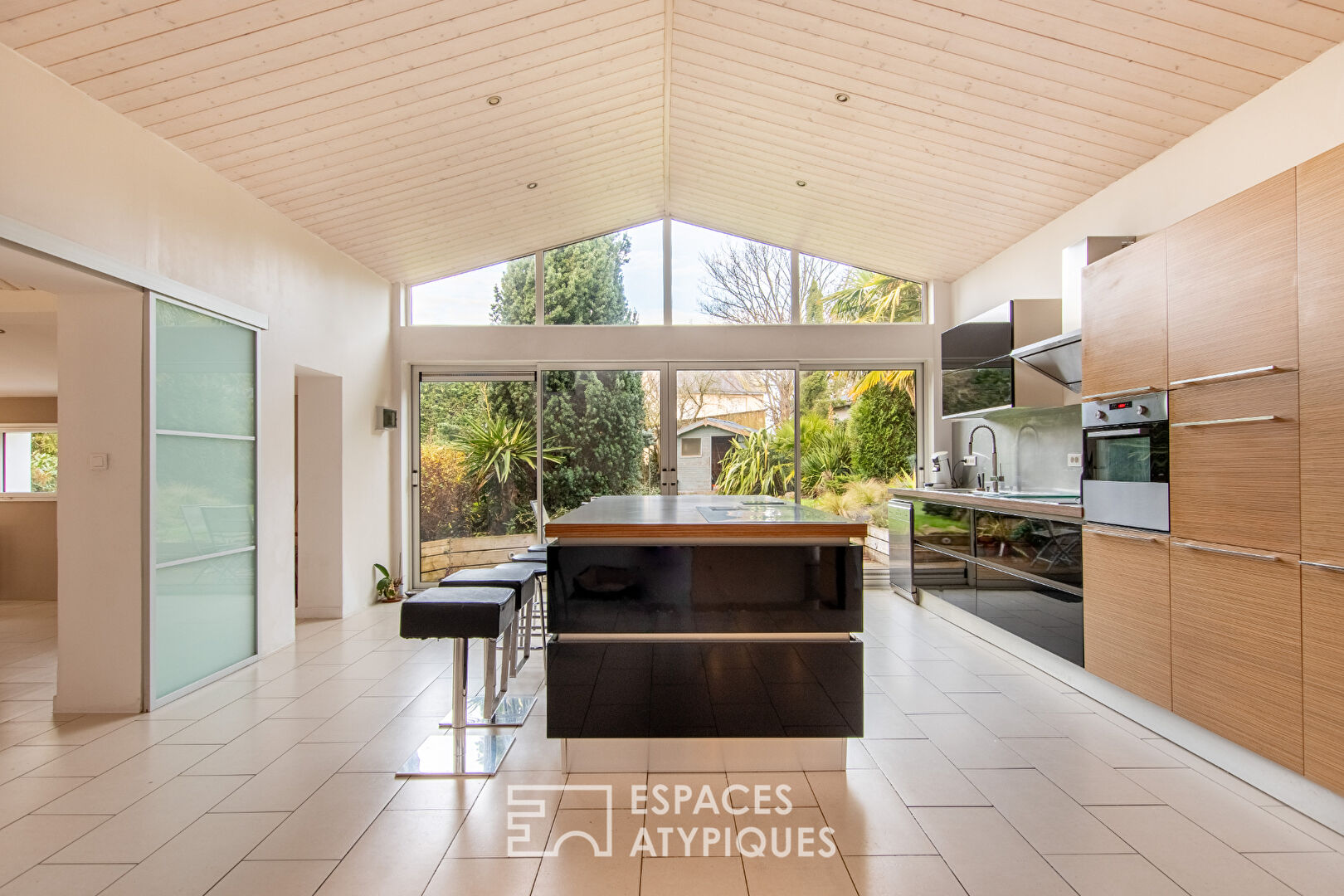 Bright property with swimming pool and landscaped garden