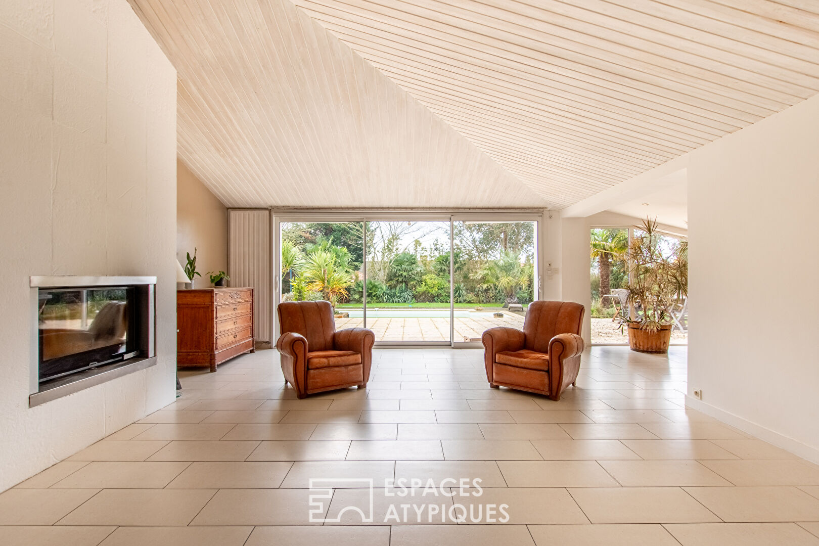 Propriété lumineuse avec piscine et jardin paysagé