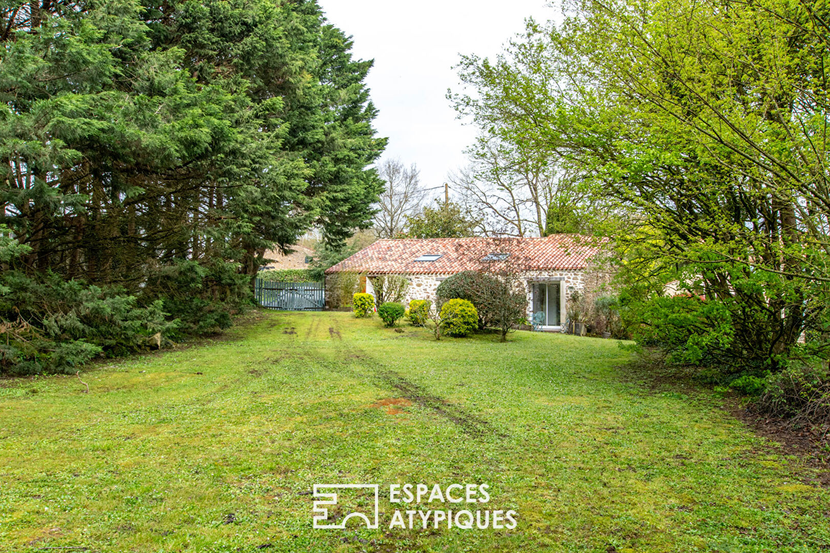 Authentique propriété en pierres et sa vue imprenable sur la campagne