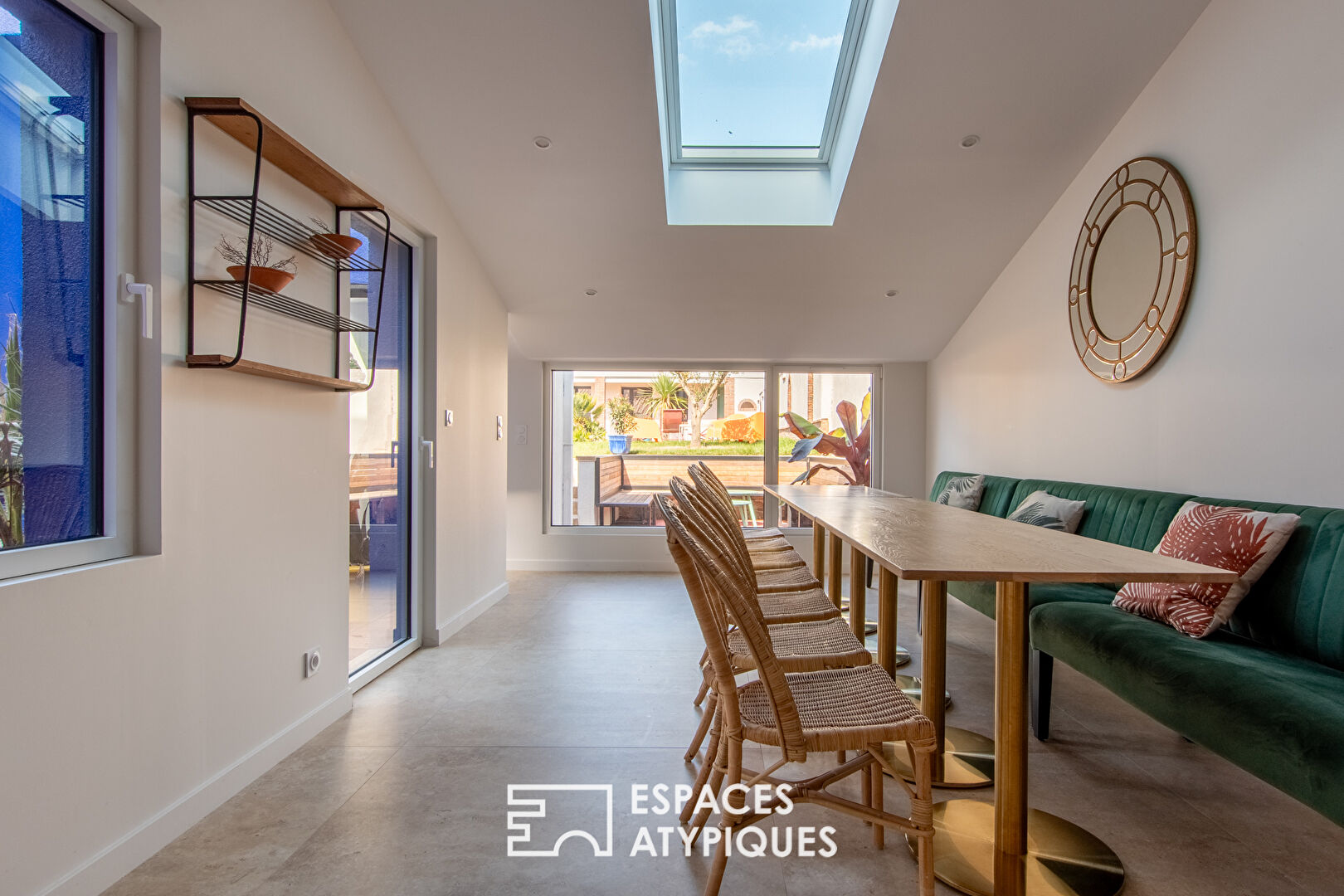 Family villa with outbuildings and swimming pool