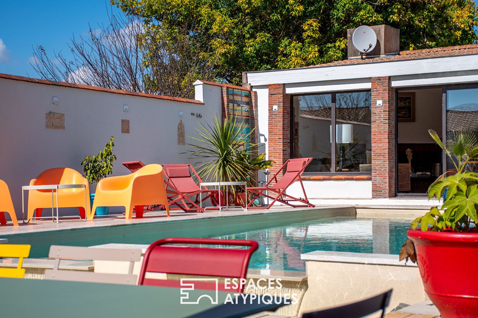 Family villa with outbuildings and swimming pool