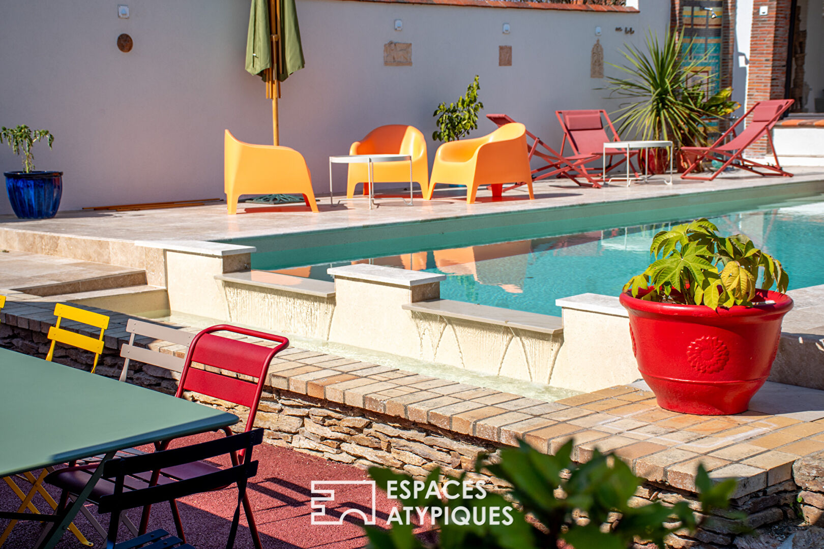 Family villa with outbuildings and swimming pool