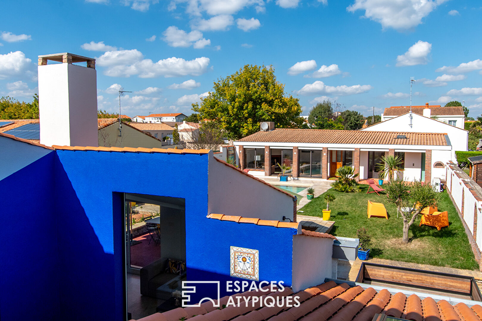 Family villa with outbuildings and swimming pool