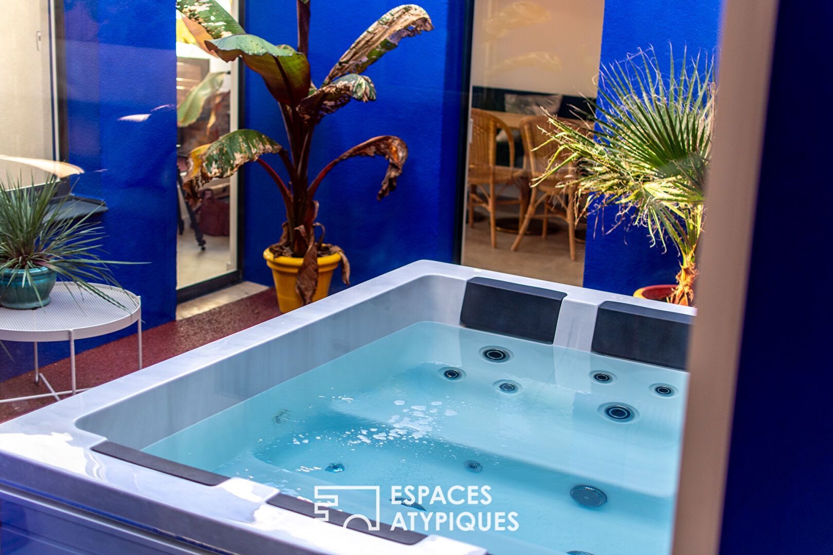 Family villa with outbuildings and swimming pool