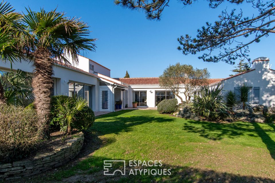 Maison d'architecte avec jardin et piscine proche de l'océan
