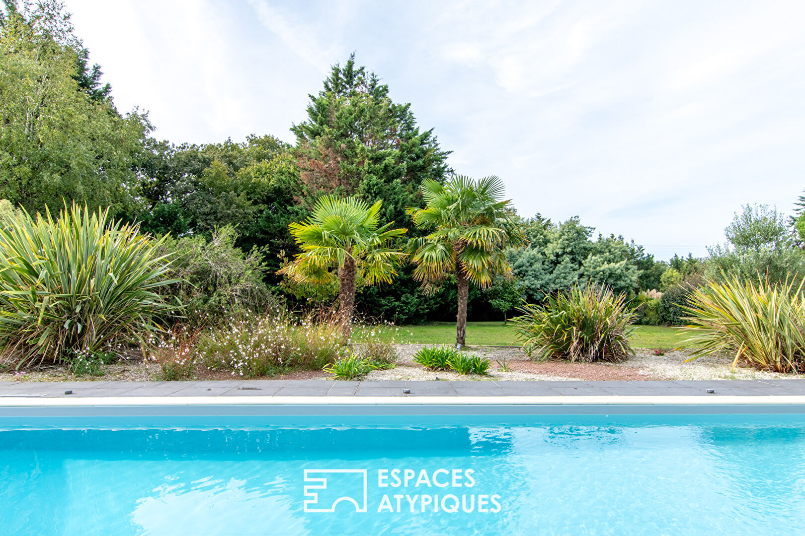 Propriété avec piscine dans son parc paysagé