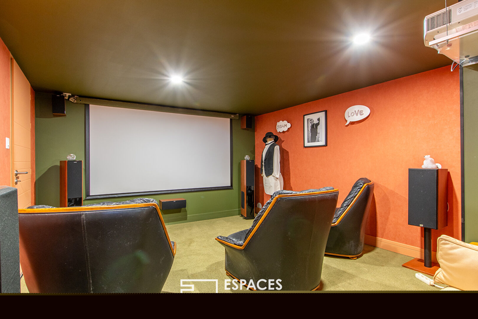 Maison avec piscine et salle de cinéma