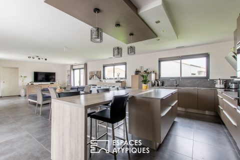 Villa d’architecte avec piscine, volumes généreux et vie de plain-pied