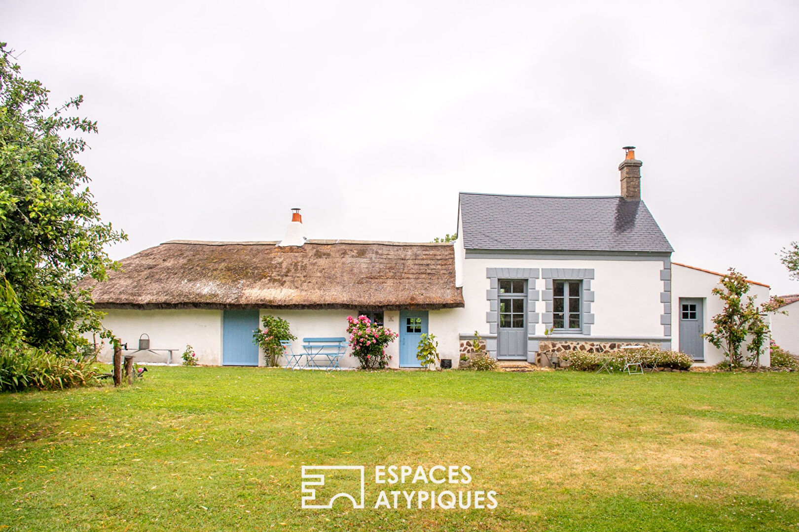 Elegant house with a bourrine along the marshes