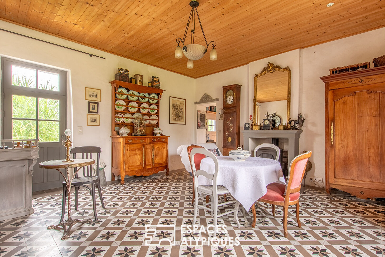 Elegant house with a bourrine along the marshes
