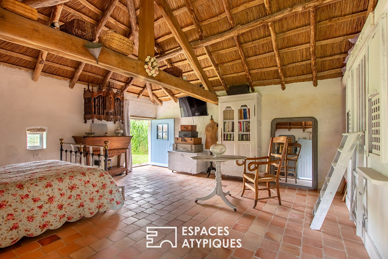Elegant house with a bourrine along the marshes