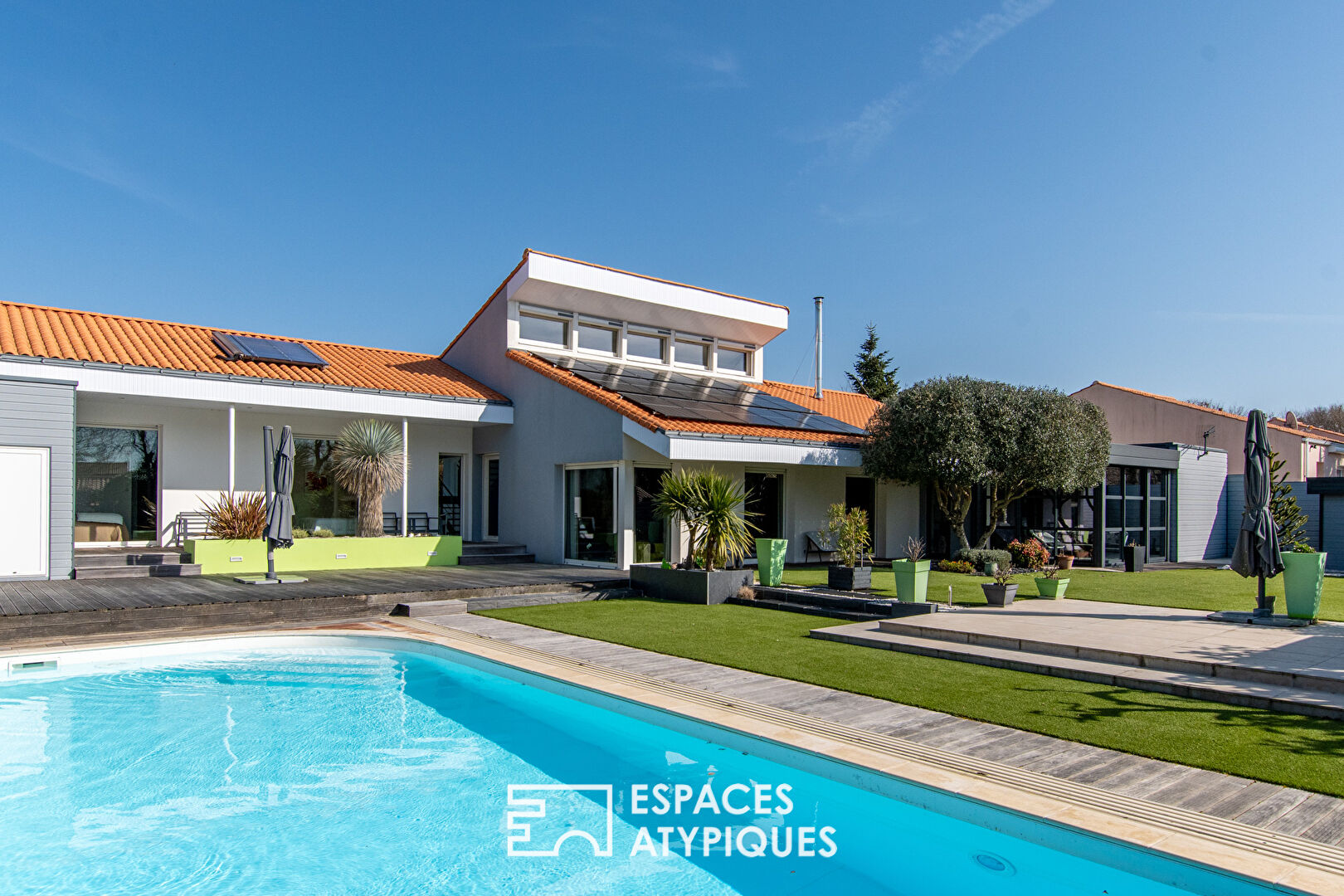 Contemporary villa and secret garden just a stone’s throw from the ocean