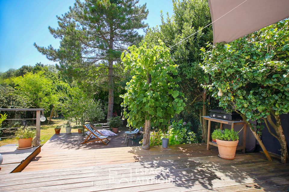 Maison contemporaine avec jardin arboré