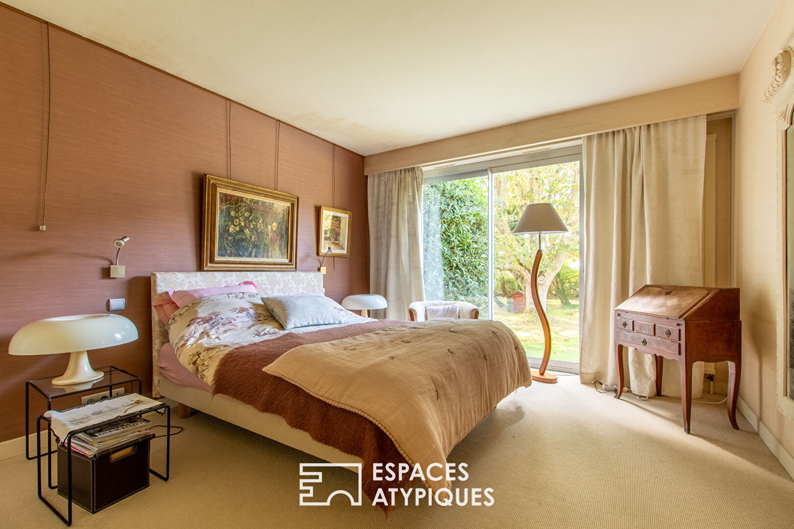 Single-story property with swimming pool in landscaped grounds