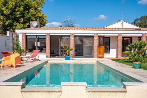 Family villa with outbuildings and swimming pool